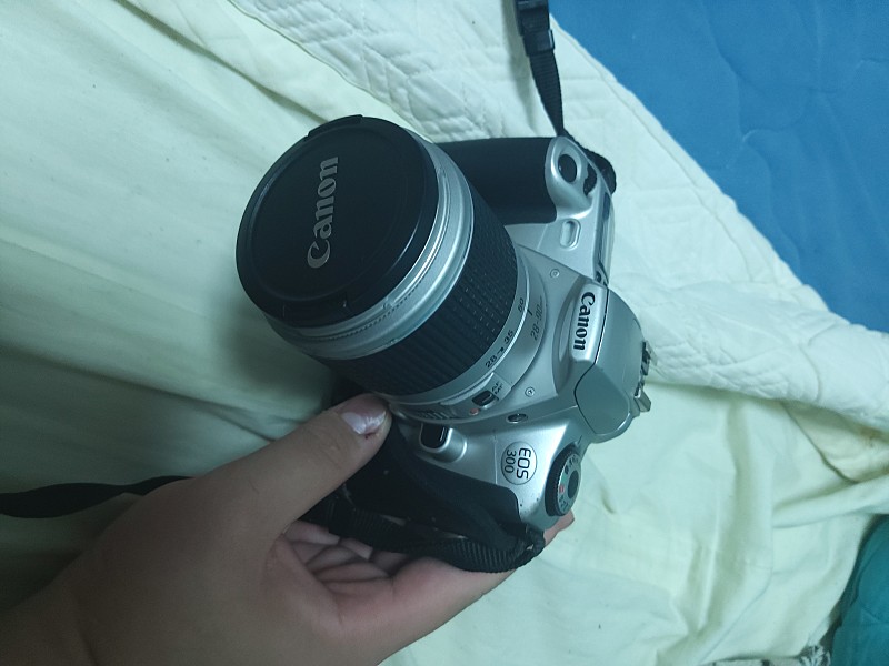 EOS300 필름카메라 팝니다 (케이스와 삼각대포함 , 흥정가능)