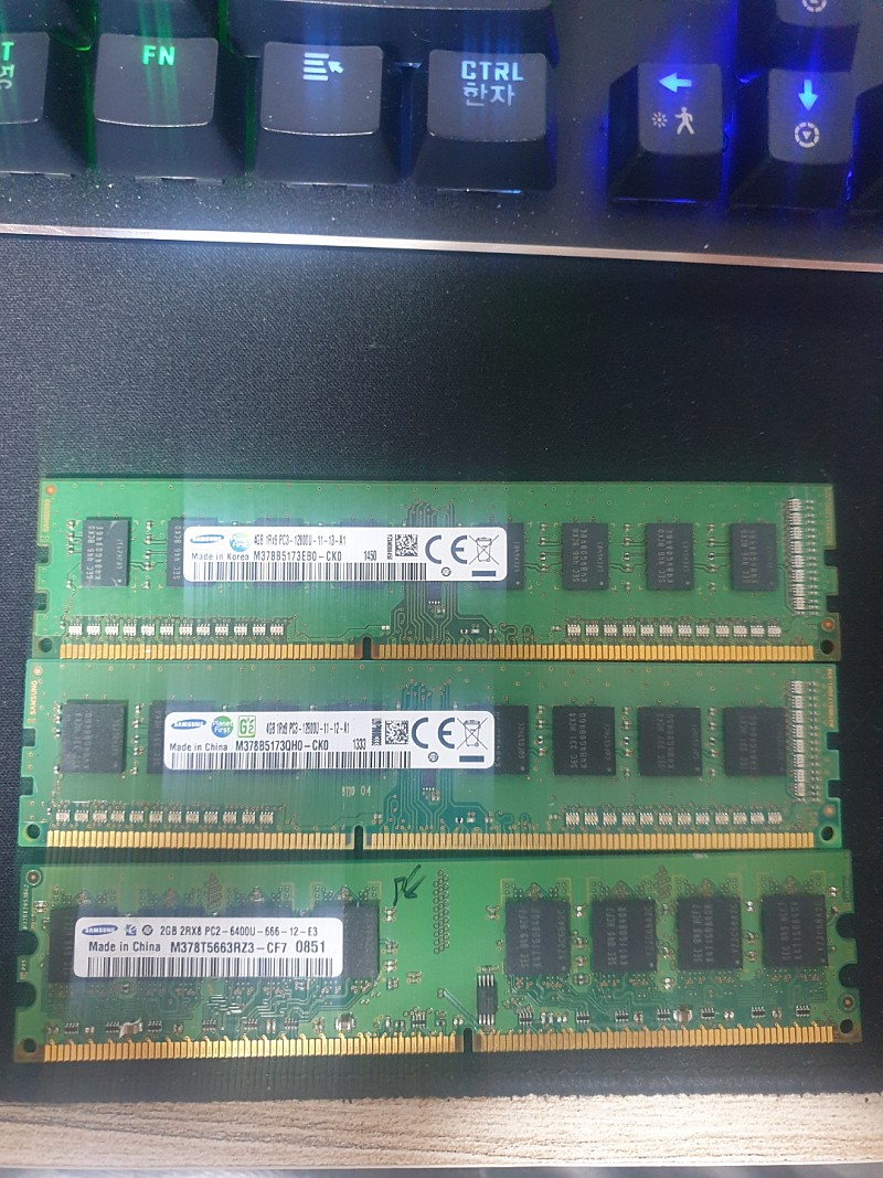 메모리 PC3-10600 4기가 단면 2개 ddr3/ PC2-6400 2기가 양면 ddr2 / 램 일괄 2만5천 팝니다